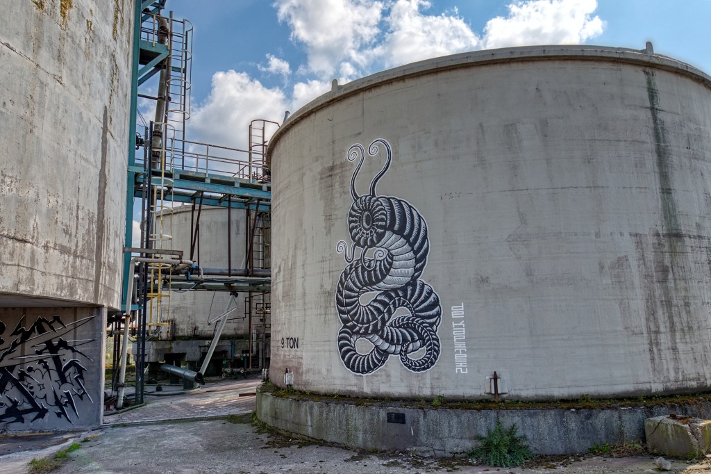 HDR graffiti streetart art kunst factory usine fabriek urbex chemie chemical industry industrie lost abandoned abandonnee decay vervuild pollution vervuiling